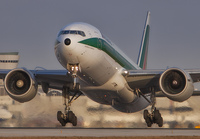 ALITALIA_777-200_I-DISU_MIA_0108B_JP_small.jpg