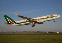 ALITALIA_A330-200_EI-EJI_JFK_0713H_JP_small.jpg