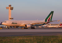 ALITALIA_A330-200_EI-EJJ_JFK_0916_JP_small.jpg