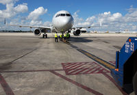 AMERICAN_A321_GATEFITMENT_MIA_1014E_JP_smallUPLOADED.jpg