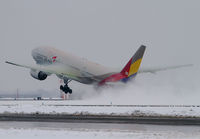 ASIANA_777-200_HL7775_JFK_0111F_JP_small.jpg