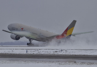 ASIANA_777-200_JFK_0111_JP_small.jpg