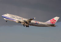 CHINAAIRLINES_747-400_B-18208_LAX_1112G_JP_small.jpg