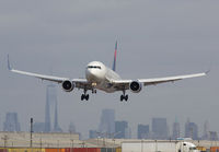 DELTA_767-300_EWR_414_JP_small.jpg