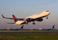 DELTA_767-300_N196DN_JFK_0713C_JP_small.jpg