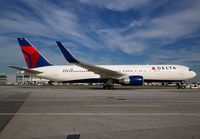 DELTA_767-300_N198DN_JFK_0913_JP_small.jpg