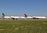 DELTA_JETBLUE_JFK_0618_2_JP_small.jpg