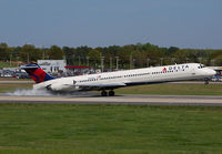 DELTA_MD88_N982DL_CLT_0413_JP_small.jpg