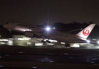 JAL_787-8_JA828J_NRT_0117_5_JP_small.jpg