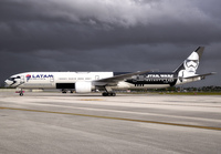 LATAM_777-300_PT-MUA_MIA_012T_JP_small.jpg