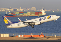 SKY_737-8002BJA73NU_HND_0119A_6_JP_small.jpg