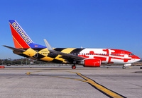 SOUTHWEST_737-700_N214WN_LAX_1110_MAIN_JP_small1.jpg