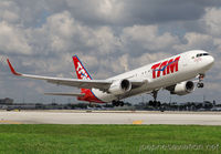 TAM_767-300_PT-MSW_MIA_1013N_JP_small.jpg