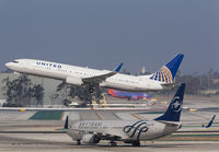 UNITED_737-900_N37464_LAX_1114F_JP_small.jpg