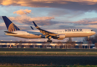 UNITED_767-300_N668UA_AMS_1118_4_JP_small.jpg